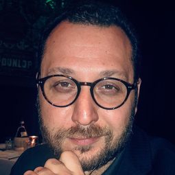 Vladimir Chistyakov 飾演 John Greaves