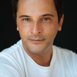 Pedro Almendra 飾演 Francisco Sá Carneiro