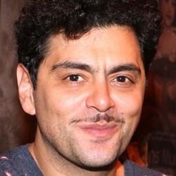 Alberto Ajaka 飾演 Fernando Mendizábal