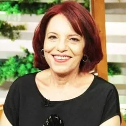 Arfa Abdel Rasoul 飾演 سيادات - والدة خالد وعلاء