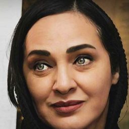 Roya Nonahali 飾演 