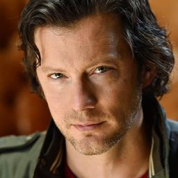 Adam Fristoe 飾演 Officer H Thompson