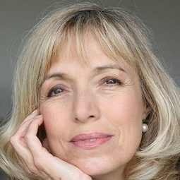 Arielle Sémenoff 飾演 Denise