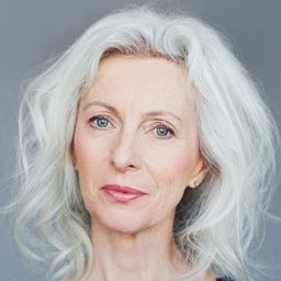 Lise Roy 飾演 Simone (60)