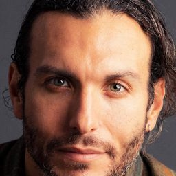 Angus McGruther - 角色扮演演員 飾演Amadi