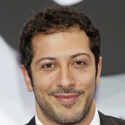 法利·亞迪姆 - 沒有耳朵的兔子演員 飾演Mucki