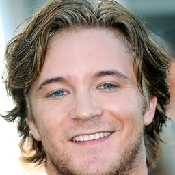 Michael Welch 飾演 Mike