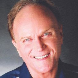 BJ Davis 飾演 Host