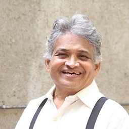 Ajit Kelkar 飾演 Raman Kaka