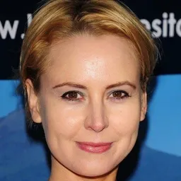 Caroline Carver 飾演 Sarah