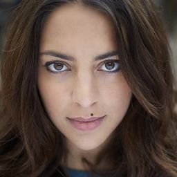 Julia Malinbaum - 飢餓的一代演員 飾演Fatiha, jeune employée