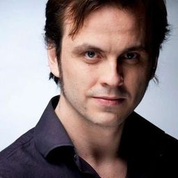 Iván Morales 飾演 Guillem