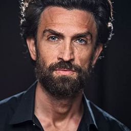 安德烈亞·史卡杜西奧 飾演 Frank