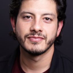 Eduardo Losan 飾演 Xavier