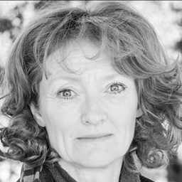 Kelly Hunter 飾演 Luzhin's Mother