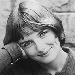 Kelly Jean Peters 飾演 Girl in Museum