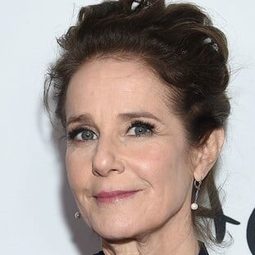 黛博拉·溫姬 飾演 Self