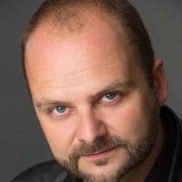 Michael Klesic 飾演 The Accountant