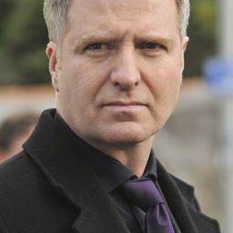 Yvon Back 飾演 Etienne Barnet