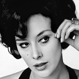 Sue Lloyd 飾演 Lucky Dyson