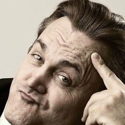 Robert Nolan 飾演 Roberts