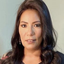 Eman Elsayed 飾演 بدرية - الأخت