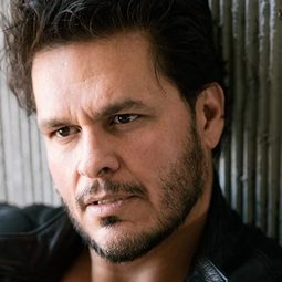 Leandro Cano 飾演 Escobar