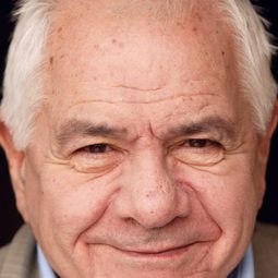 Michel Galabru 飾演 le colonel Desjument