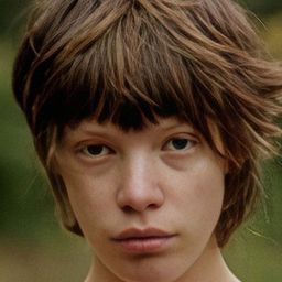 Elke Biesendorfer 飾演 Frieda