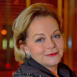 碧姬·柯倫 飾演 Dr. Kerber