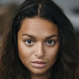 塔妮西亞·阿布特 - 喪蒲夜柏林演員 飾演Mia