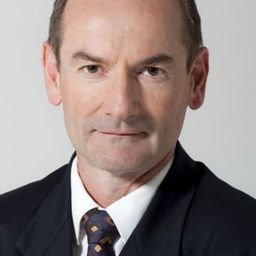 Lewis Fitz-Gerald 飾演 Les