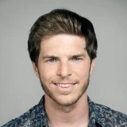 Cristian Valencia 飾演 Toni