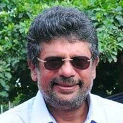 Vijay Menon - 麥克風交給法蒂瑪演員 飾演Vijay John