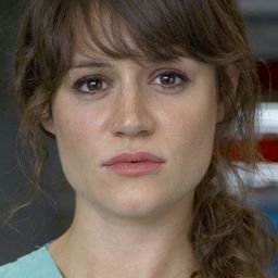 Nadine Lewington 飾演 Professor Clarke