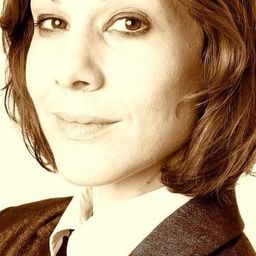 Thaís Tedesco 飾演 Carol