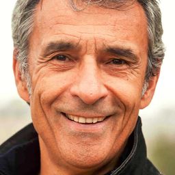 Thierry de Carbonnières 飾演 Gérard Lattuada