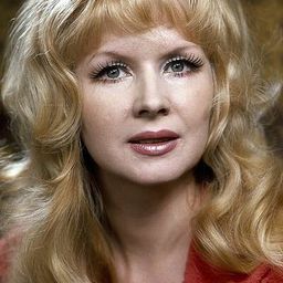 Halina Kowalska 飾演 Adela