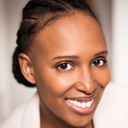 Daphnée Férole 飾演 Radio Employee