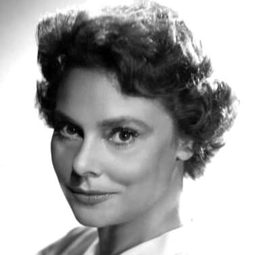 Irene Worth 飾演 Miss Jackson