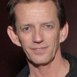 伊斯拉·巴茲頓 - 朱莉婭演員 飾演George