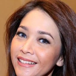 瑪雅·埃斯蒂安蒂 - 一國之師：佐格羅阿米諾多演員 飾演Ibu Mangoensumo