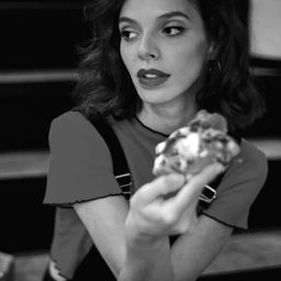 Julieta Tramanzoli 飾演 Juan's friend