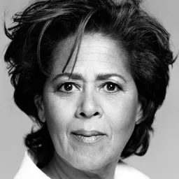 安娜·迪弗瑞·史密斯 飾演 Claudia Yates