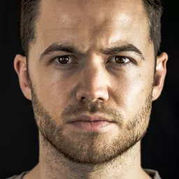 湯姆·安斯利 飾演 Tom