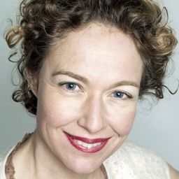 Charlotte Crome 飾演 Sekretärin