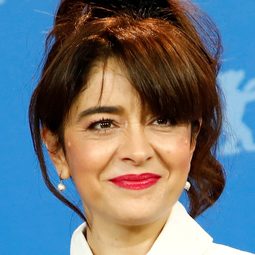 艾瑞卡·里瓦絲 飾演 Flora