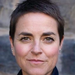 Kate Coogan 飾演 Liz Holloway