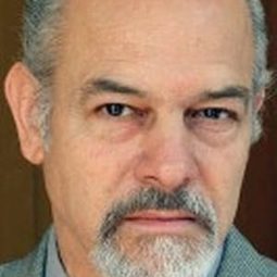 Enzo Marino Bellanich - 黑夜的偽裝演員 飾演Police Intermediary