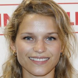 Margaux Châtelier 飾演 Angélina